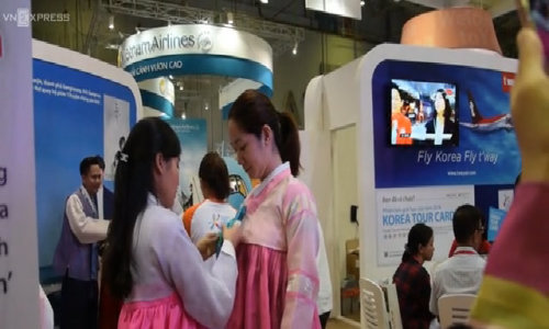 Du khách xếp hàng mặc hanbok, bốc thăm may mắn ở Hội chợ du lịch