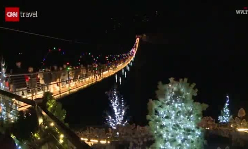 Cầu treo dài nhất Mỹ thắp đèn đón Giáng sinh