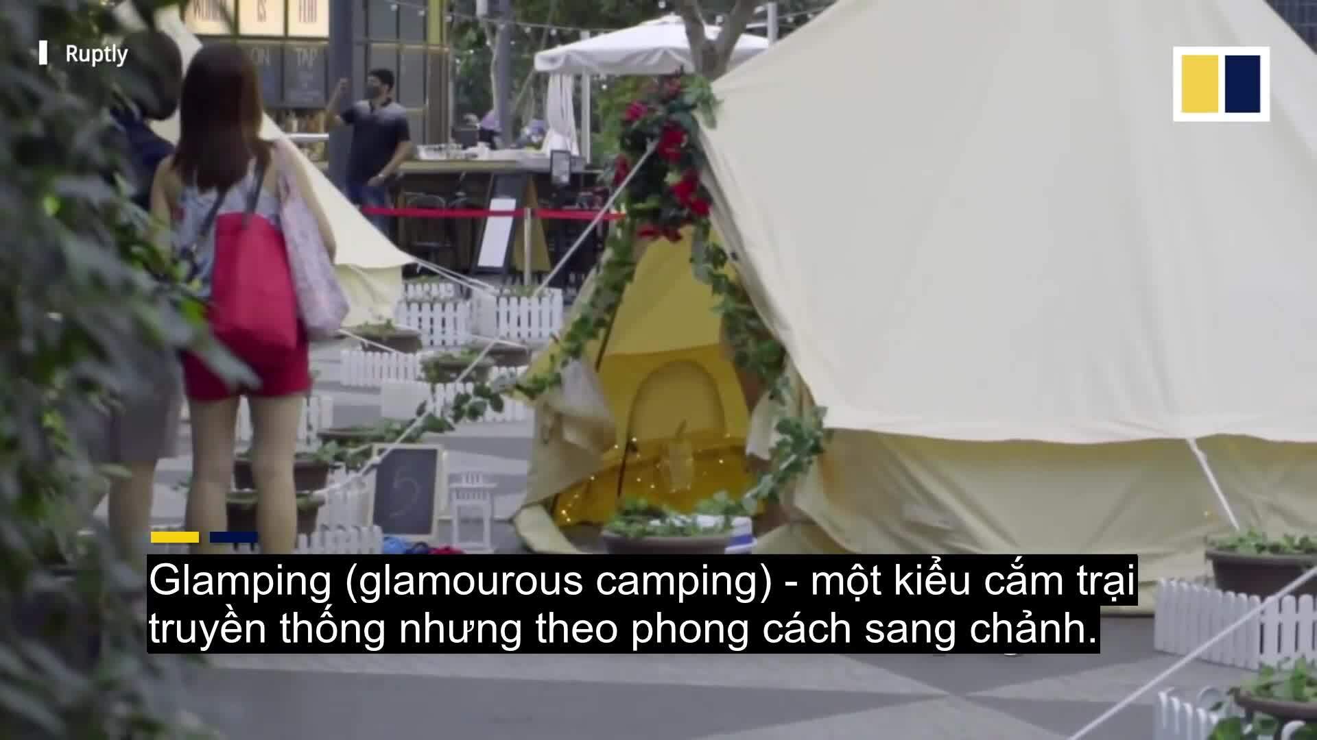 Cắm trại tận hưởng Giáng sinh trong sân bay Changi