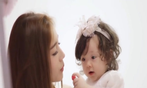 Khoảnh khắc Elly Trần vui đùa cùng con gái trong tiệc sinh nhật