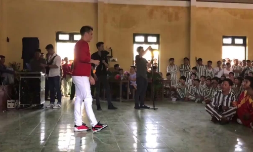 Đàm Vĩnh Hưng vào trại giam hát tặng hàng trăm phạm nhân