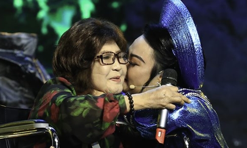 NSƯT Diệu Hiền ngồi xe lăn hát ở tuổi 73