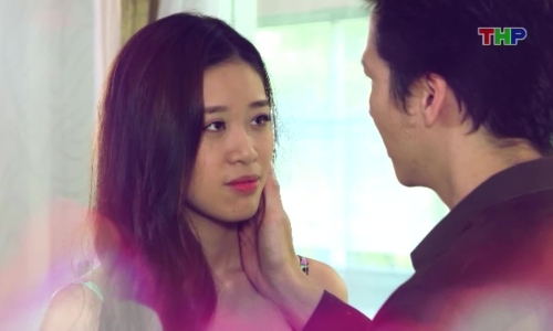 Khánh Vân hôn Hoàng Anh trong Những sắc màu hôn nhân