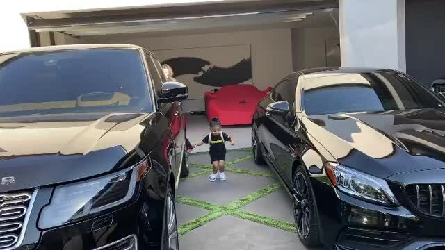 Con gái Kylie Jenner đeo balo 12.000 USD đi học