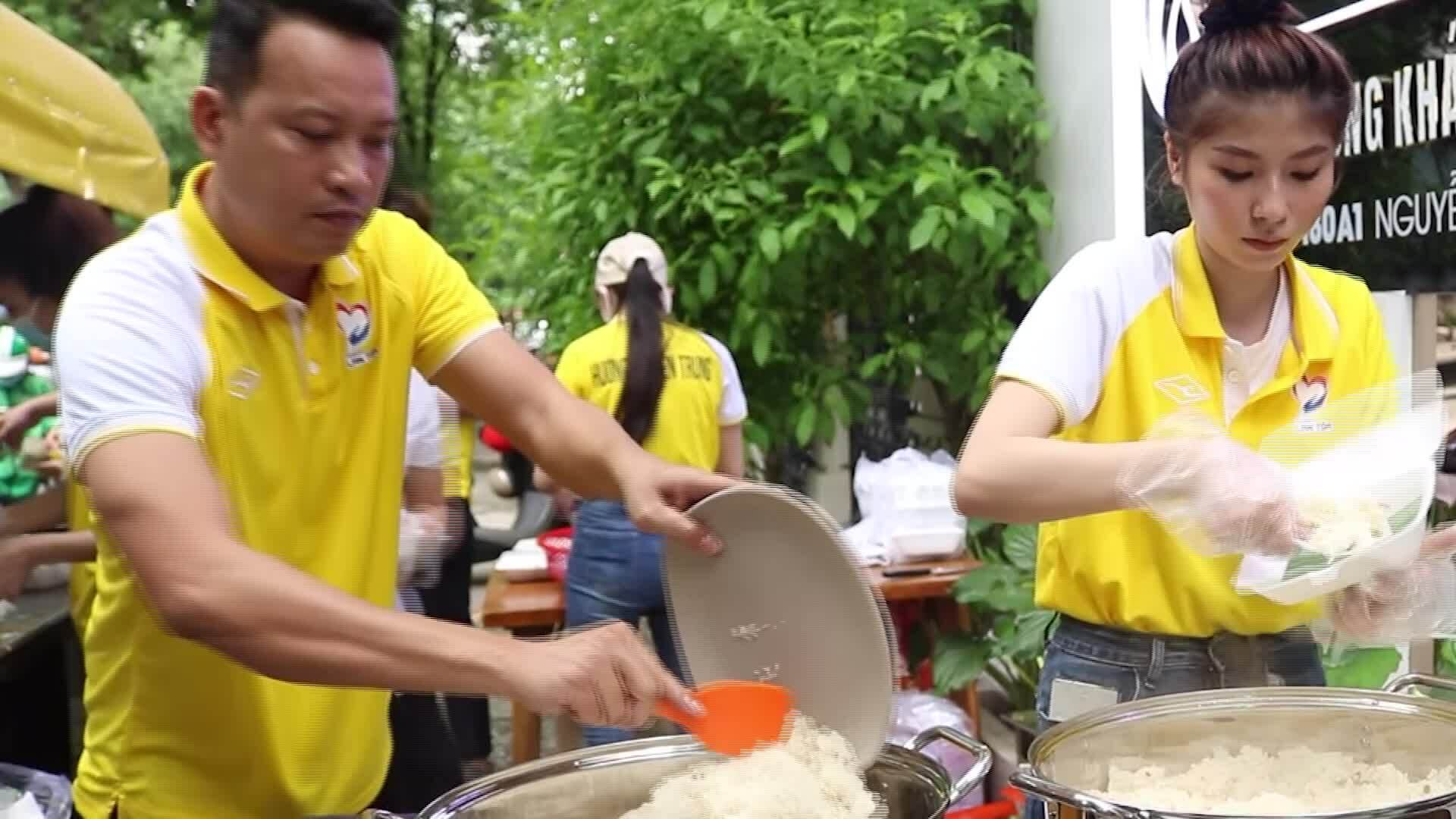 Nghệ sĩ Việt bán xôi ủng hộ miền Trung