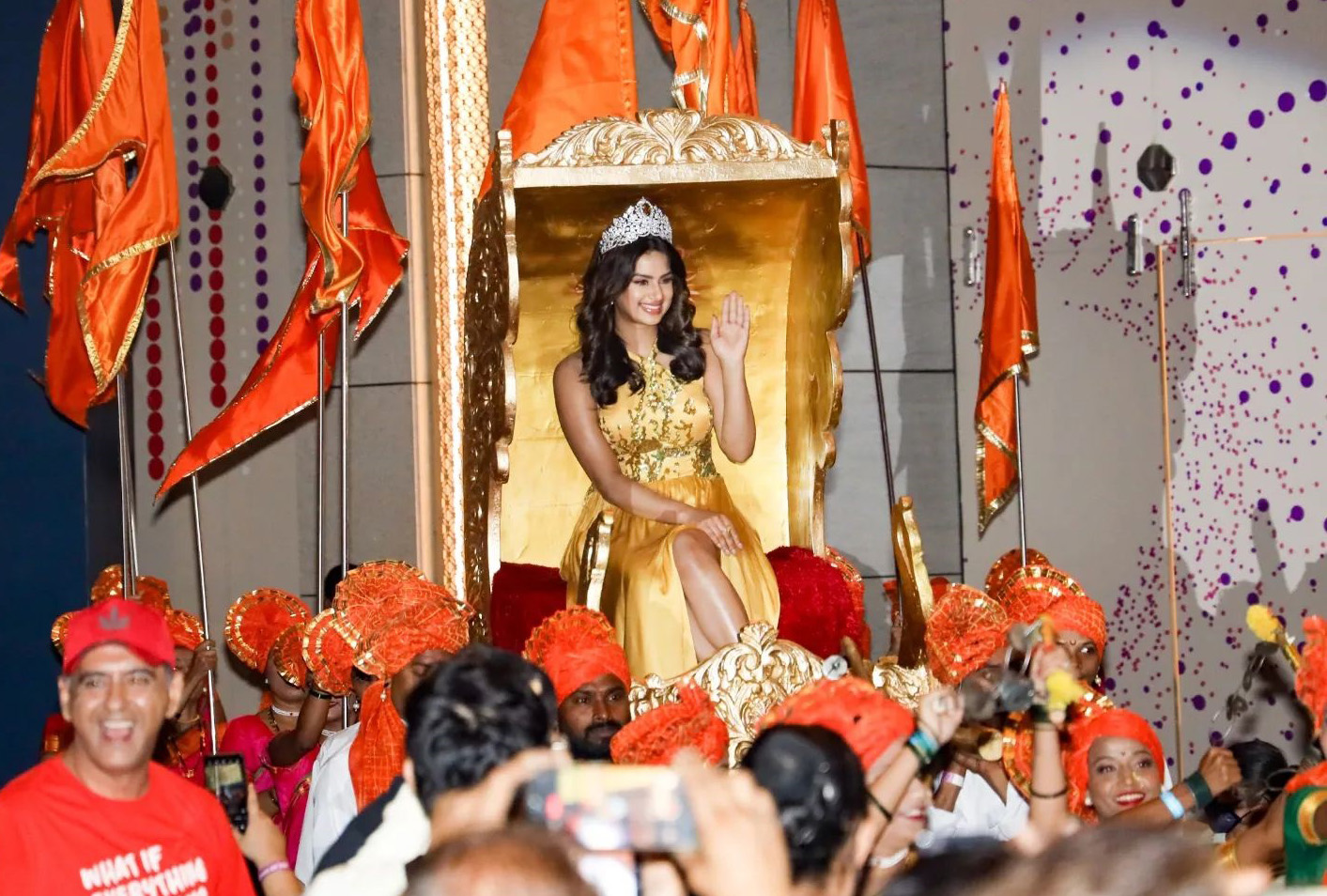 Miss Universe 2021 được rước kiệu khi về nước