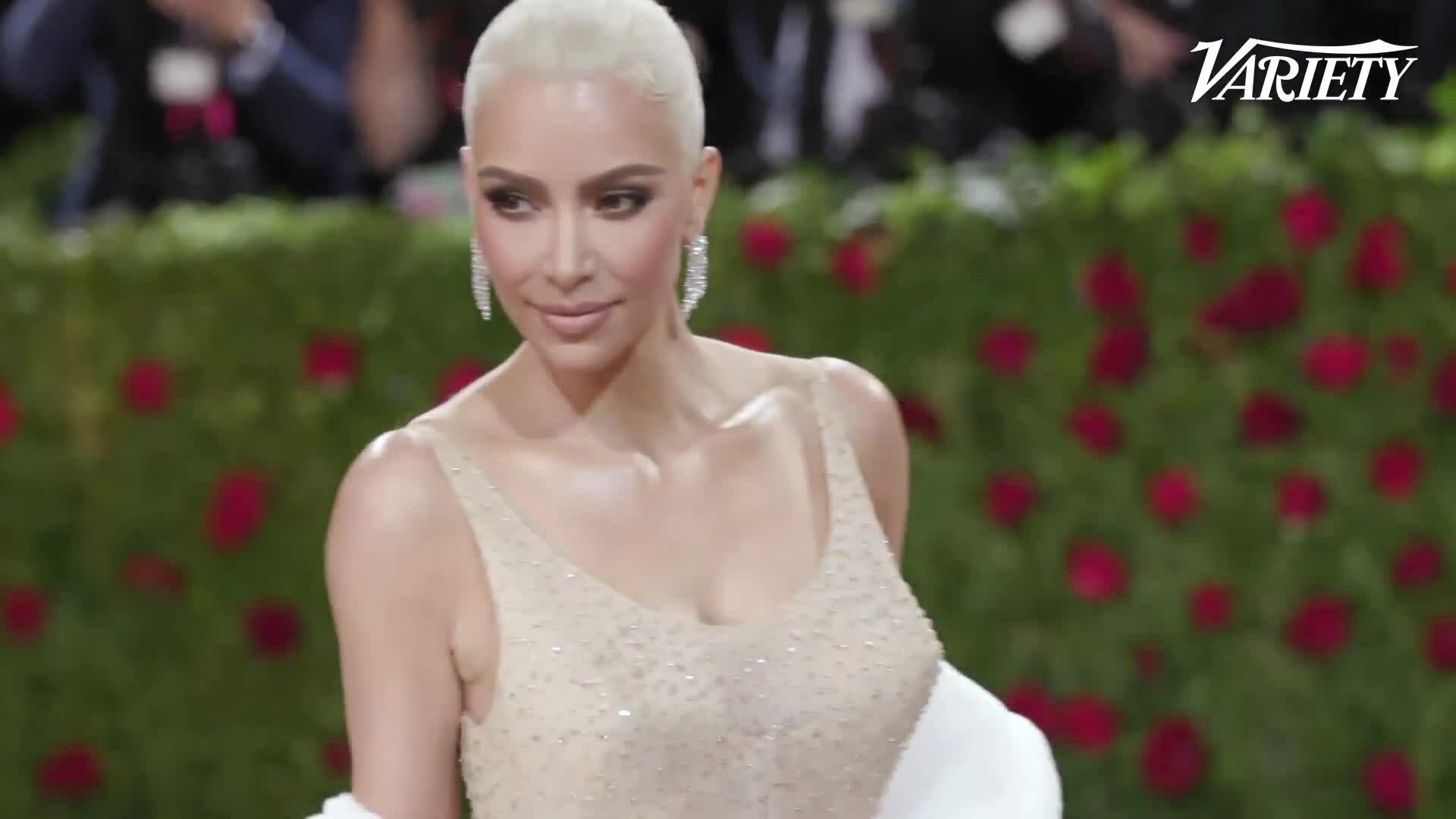 Kim Kardashian ở Met Gala 2022 (video: Variety)