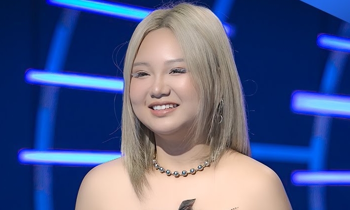 Thí sinh Hà Minh hát "Giữa đại lộ Đông Tây" tại Vietnam Idol