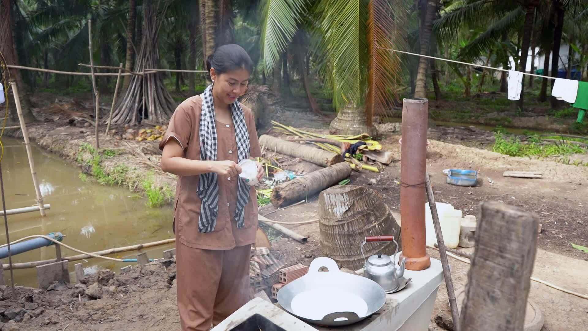 Kim Thư về Bến Tre học làm bánh lá dừa