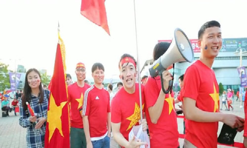 CĐV Việt Nam xếp hàng vào sân Cheonan