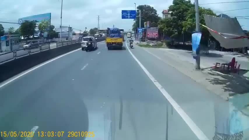 Ôtô dừng đột ngột gây tai nạn cho người đi xe phân khối lớn