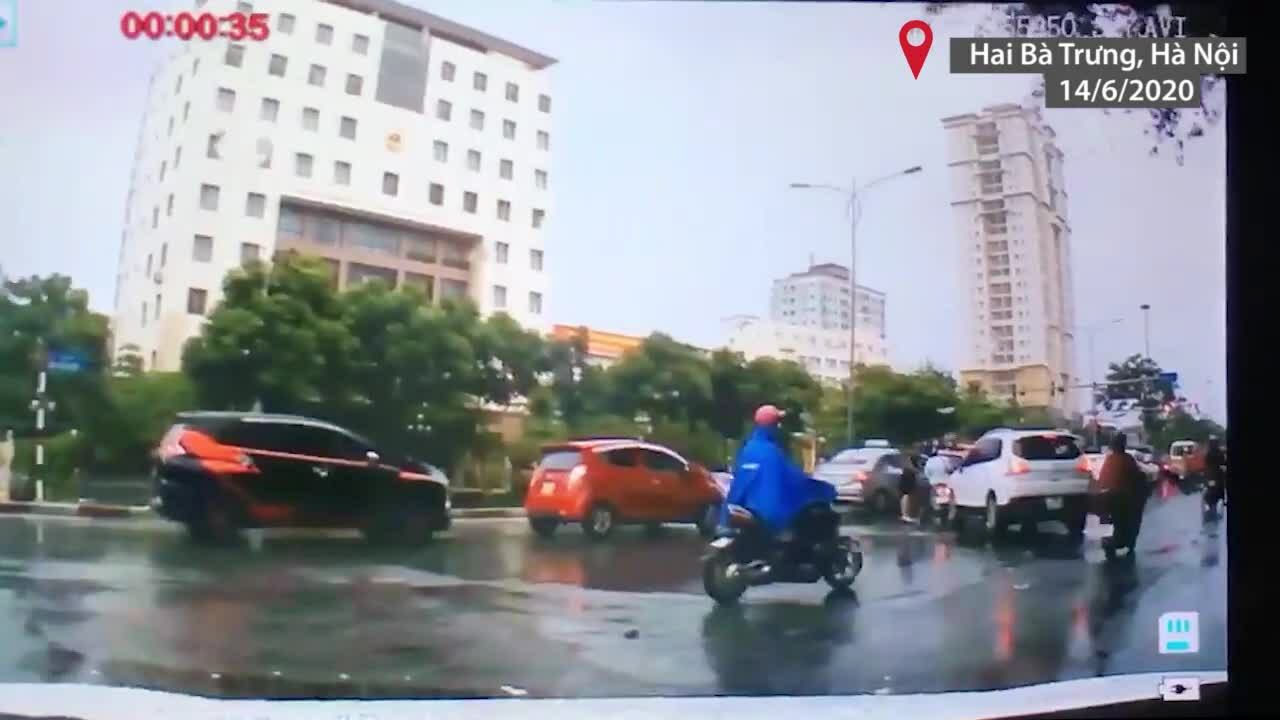 Tài xế ôtô tranh chùm vải đánh rơi 