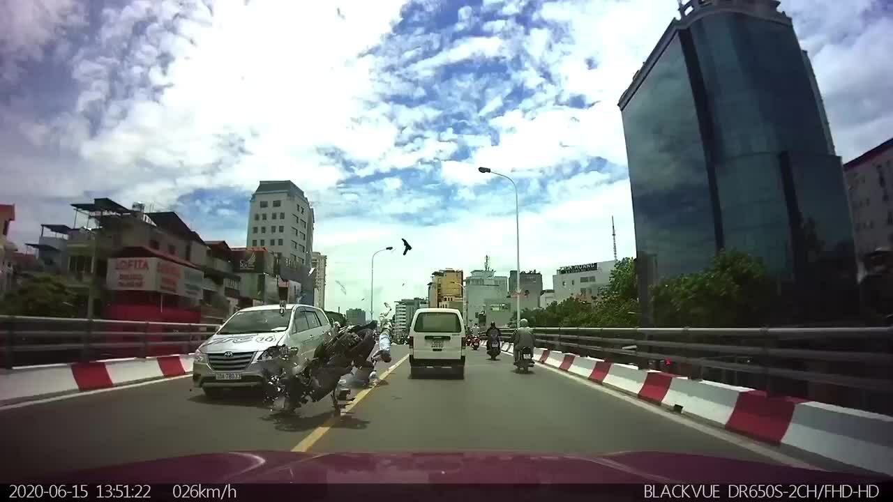 Hai người đi xe máy lao đầu vào ôtô bất tỉnh