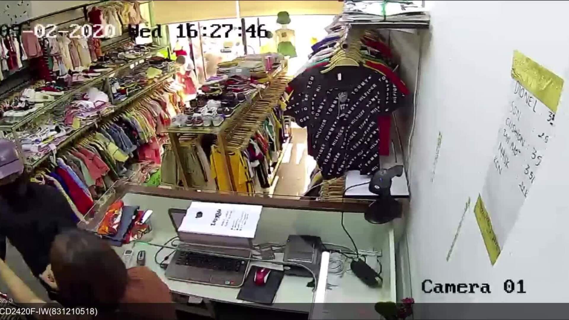 Nữ nhân viên shop đồ trẻ em bị cướp tấn công