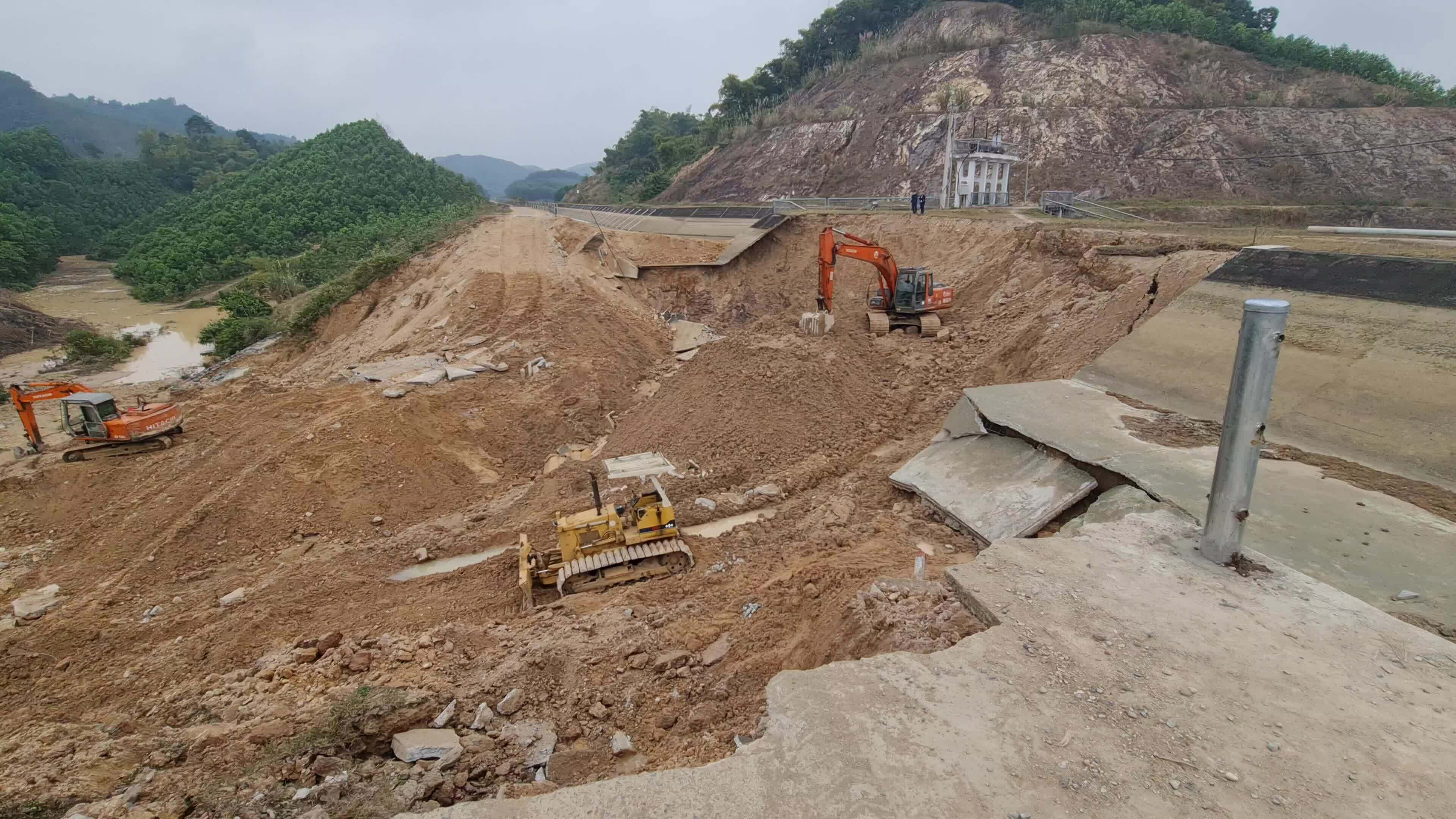 Hiện trường ngổn ngang ở tuyến kênh hơn 4.300 tỷ đồng bị vỡ