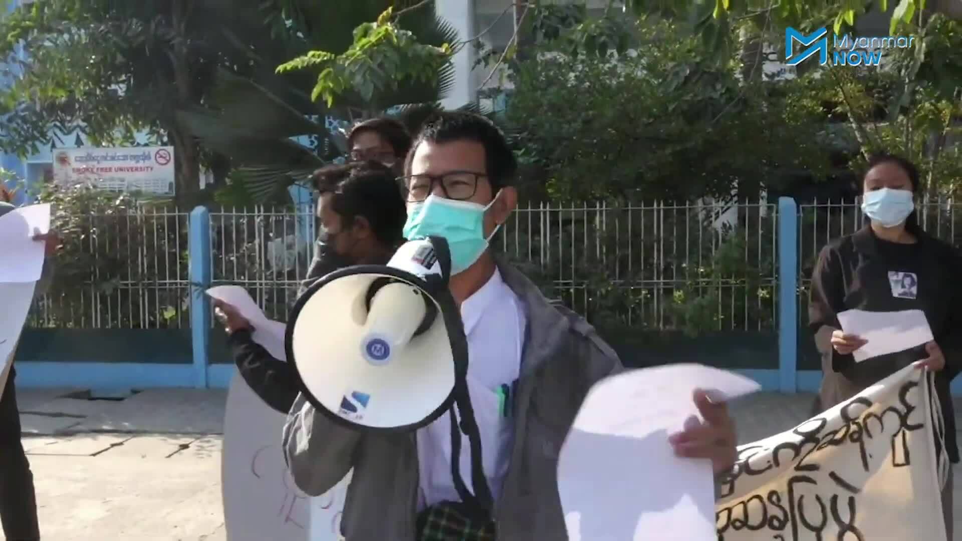 Dân Myanmar lần đầu xuống đường biểu tình phản đối đảo chính