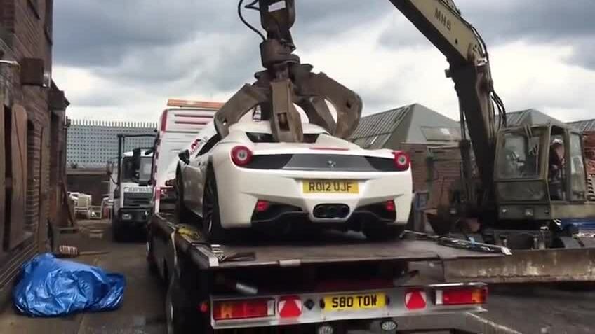 Ferrari F458 mới cóng bị nghiền nát