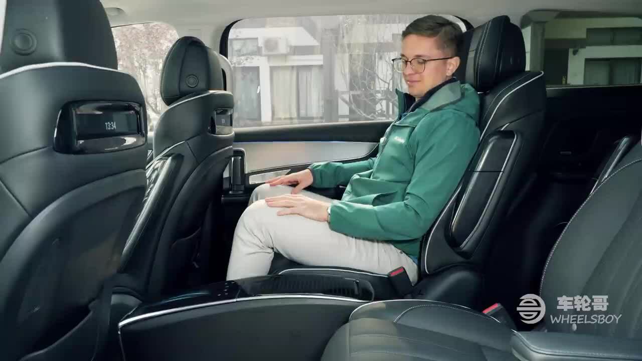 Roewe iMAX8 - minivan có bệ tì tay biết trượt