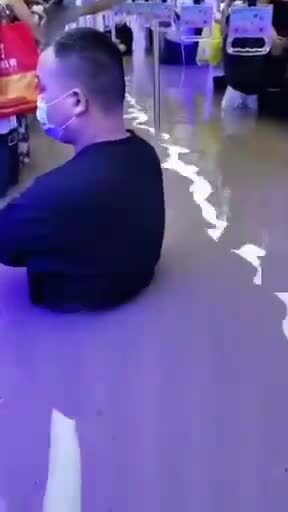 Nước ngập thắt lưng người đi tàu điện ngầm