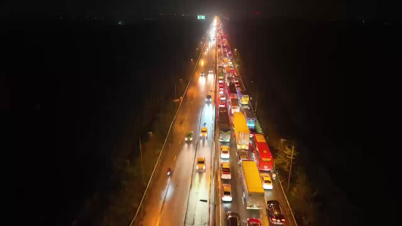 5 ôtô đâm liên hoàn, cửa ngõ Hà Nội ùn nhiều km