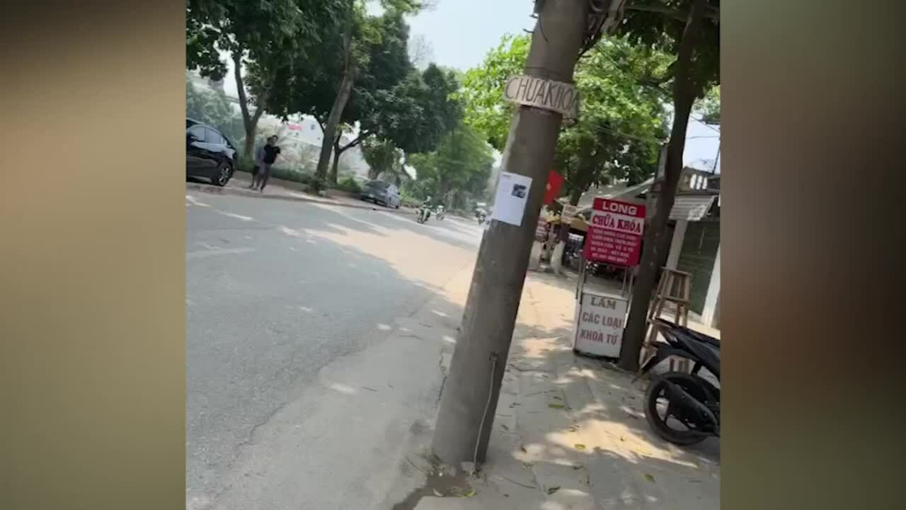 Tài xế hất công an lên nắp capo