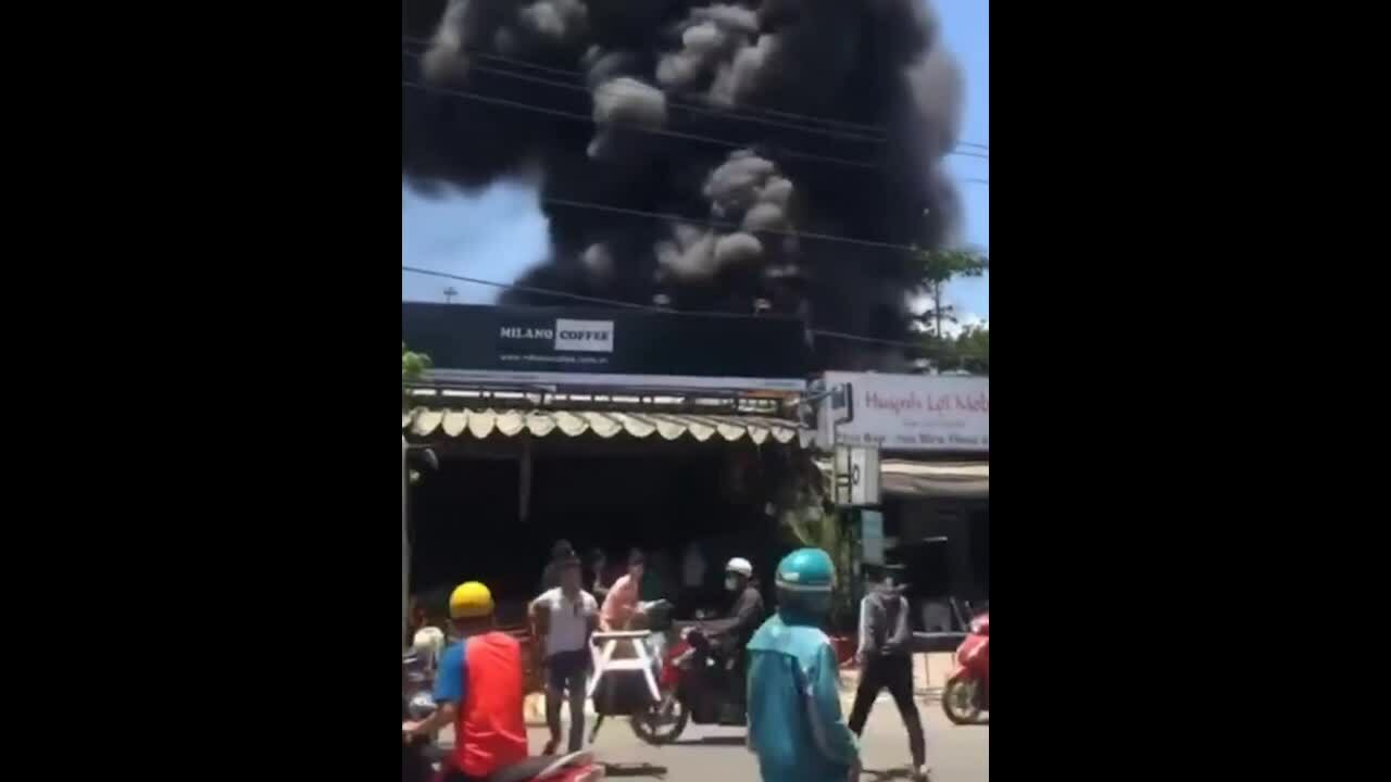 Cháy lớn bãi để ôtô